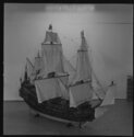 graphics/mmr/coll/M2776-2_6X6ZW.jpg; M2776; Volmodel van een 17de eeuws Nederlands oorlogsschip; volmodel