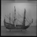 graphics/mmr/coll/M2776-3_6X6ZW.jpg; M2776; Volmodel van een 17de eeuws Nederlands oorlogsschip; volmodel