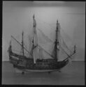 graphics/mmr/coll/M2776-4_6X6ZW.jpg; M2776; Volmodel van een 17de eeuws Nederlands oorlogsschip; volmodel