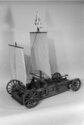 graphics/mmr/coll/M2951-3_KBZW.jpg; M2951; Volmodel van een strandzeilwagen of zeilwagen naar een ontwerp van Simon Stevin; volmodel
