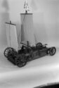 graphics/mmr/coll/M2951-5_KBZW.jpg; M2951; Volmodel van een strandzeilwagen of zeilwagen naar een ontwerp van Simon Stevin; volmodel