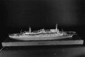 graphics/mmr/coll/M3064-2_KBZW.jpg; M3064; Waterlijnmodel van het s.s. 'Rotterdam' (V) van de Holland-Amerika Lijn; waterlijnmodel