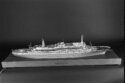 graphics/mmr/coll/M3064-3_KBZW.jpg; M3064; Waterlijnmodel van het s.s. 'Rotterdam' (V) van de Holland-Amerika Lijn; waterlijnmodel