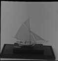 graphics/mmr/coll/M4541-3_6X6ZW.jpg; M4541; Een zogenaamd Dieppe model van een oorlogskotter; scheepsmodel